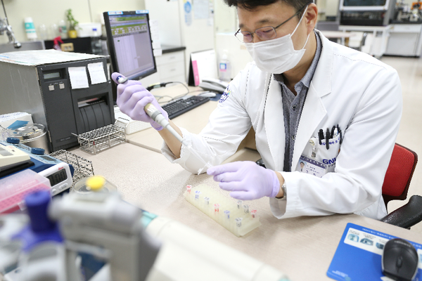 경상대병원 진단검사의학과 조민철 교수가 연구를 진행 모습./ⓒ경상대학교병원