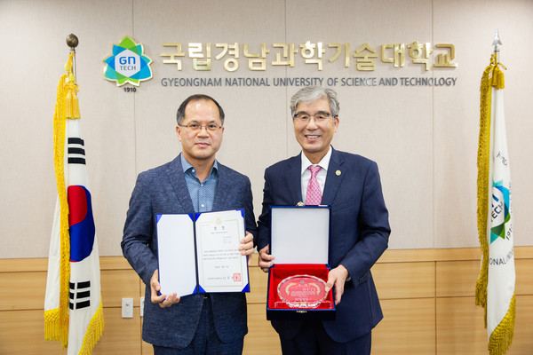 경남과기대 영어학과 안병길 교수(사진 왼쪽)가 우수 강의상을 받고 김남경 총장과 기념촬영 모습.