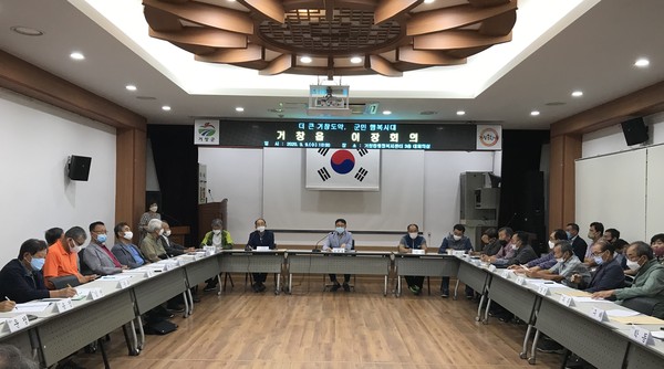 거창군 거창읍은 코로나19 장기화에 대응, 청사 방역 강화를 위해 지난 8월부터 청사 출입문을 일원화하고 입구에 열화상 카메라를 설치해 방문자 체온측정 등 코로나19 감염 차단을 위해 최선을 다해오고 있다./ⓒ거창군