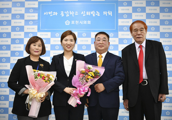 포천시의회 지역발전 유공표창을 받은 통일이발관 이현재 대표, 한창산업 유원섭 대표, 전윤숙 사회복지사가 손세화의장과 기념촬영을 하고 있다./Ⓒ포천시의회