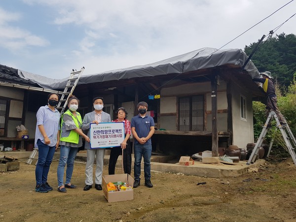 거창읍에서는 지난 10일 거창군사회복지협의회 좋은이웃들과 연계하여 구례마을 독거노인 가구에 주거환경개선 봉사활동을 펼쳤다./ⓒ거창군