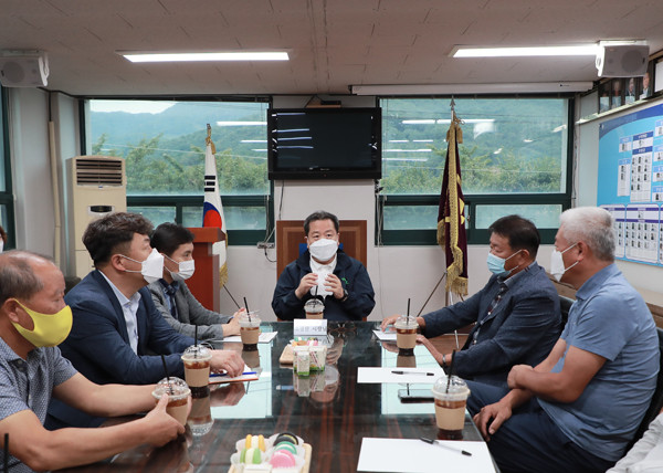 코로나19 장기화 및 경기침체로 어려움을 겪고 있는 관내 중소기업 현장의 소리를 적극 청취하기 위해  (사)남양주동부중소기업인협회를 방문해 기업인과의 간담회를 주재하고 있는 조광한 시장./Ⓒ남양주시청