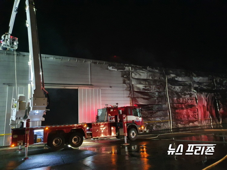 충남 청양군 비봉면에 위치한 하수슬러지 펠릿연료 제조업체인 (주)진에너텍 공장에서 불이 나 신고를 받고 출동한 소방관들이 진화작업을 벌이고 있다.©청양소방서