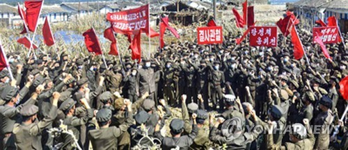 북한 수도당원들, 함경도 태풍피해 복구 전력= 북한은 함경남도 태풍 피해 복구 현장에 파견된 제1수도당원사단이 수백t의 시멘트를 짧은 시간에 수송하는 등 성과를 내고 있다고 11일 노동당 기관지 노동신문이 1면에 보도했다. 2020.9.11 [노동신문 홈페이지 캡처. 재판매 및 DB 금지]