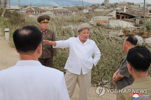 북한이 홍수와 태풍피해 지역 복구에 대규모 인력을 동원한 가운데 자칫 신종 코로나바이러스 감염증(코로나19)이 전파될까 촉각을 곤두세우고 있다.태풍 피해지역 살펴보는 김정은= 북한 김정은 국무위원장이 태풍9호에 의한 자연재해 복구 전투조직을 위한 당중앙위원회 정무국 확대회의를 현지에서 소집하고 피해지역을 살펴봤다고 6일 조선중앙통신이 보도했다. 2020.9.6