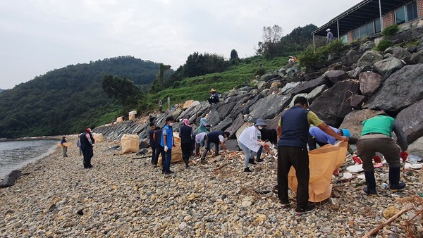 고성군 동해면은 최근 잇단 태풍으로 발생한 해양쓰레기 수거활동을 펼치고 있으며, 현재까지 30여t 을 수거했다./ⓒ고성군