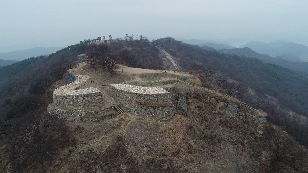 대전시 대덕구 장동산림욕장 계족산 입구 장동문화공원 조성사업이 환경부의 '생태축-서식지 복원사업' 대상에 선정돼 국비 42억 원을 확보해 사업추진에 파란불이 켜질 전망이다. 사진은 계족산성 전경./ⓒ대전시