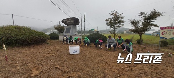 충북 괴산군 감물면 새마을남녀지도자협의회(남녀회장 이진영, 정남수)가 15일 추석명절을 맞아 ‘거리 꽃길 가꾸기’ 행사를 펼쳤다./ⓒ=괴산군