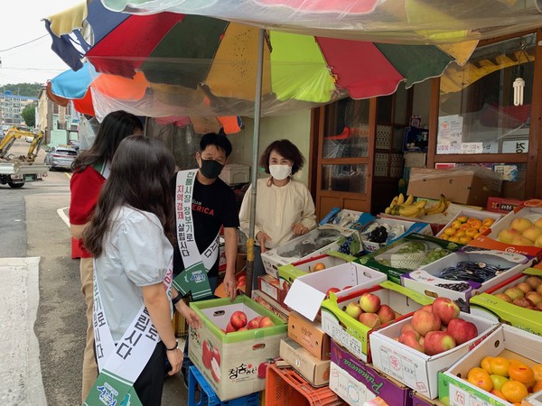 산청군이 추석 명절 물가안정을 위해 현장지도·점검에 나서는 한편‘5일 전통시장’에 대한 방역활동도 강화한다./ⓒ산청군