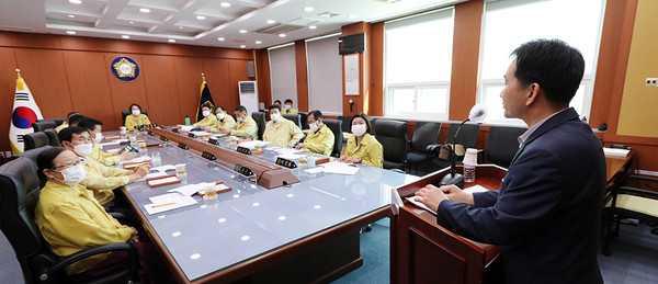 서산시의회는 15일 의회 간담회장으로 서산시선거관리위원회 원장연 지도홍보계장을 초빙해 공직선거법 교육을 실시했다./ⓒ서산시의회