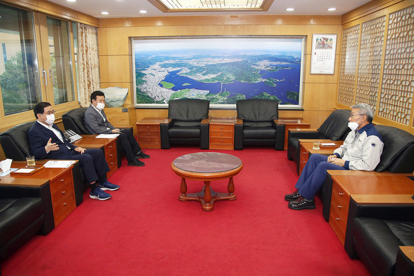 허성무 창원시장은 시청 집무실에서 관내 절삭기계 제조업체 두산공작기계㈜ 김재섭 대표이사를 만나 간담회를 가졌다./ⓒ창원시