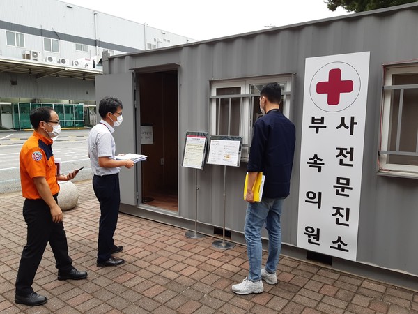 창원시는 코로나19 선재적 대응을 위해 경남도와 합동으로 물류창고업으로 등록된 27개소 중 대형 물류창고 3개소를 표본 방역점검을 실시했다./ⓒ창원시