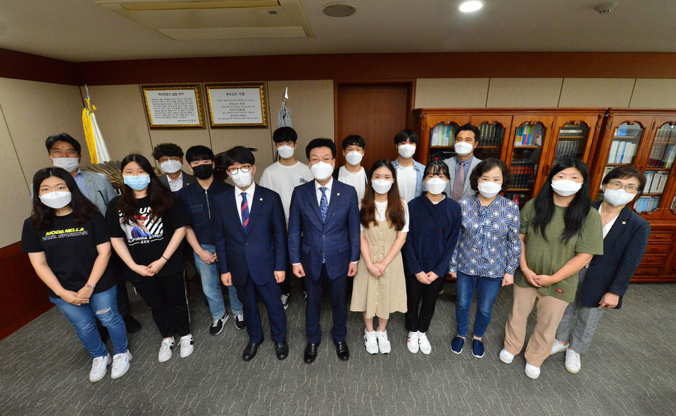 백석문화대 전문기술인재장학생 선정된 11명과 학교 관계자들./ⓒ백석대학교