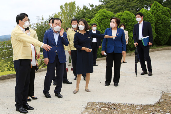 16일 서산시 팔봉초등학교를 방문한 맹정호 서산시장(왼쪽 첫번째)와 김지철 충남교육감, 이선희 서산교육지원청장, 장승재·김옥수·김영수 충남도의원 등이 새롭게 단장된 운동장을 둘러보고 있다./ⓒ서산시청