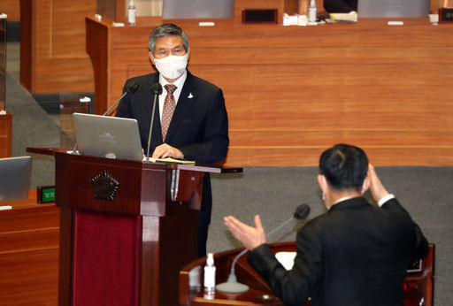 정경두 국방장관이 15일 오후 국회 본회의장에서 열린 외교·통일·안보 분야 대정부질문에서 국민의힘 신원식 의원으로부터 질문 받고 있다.  사진/연합뉴스