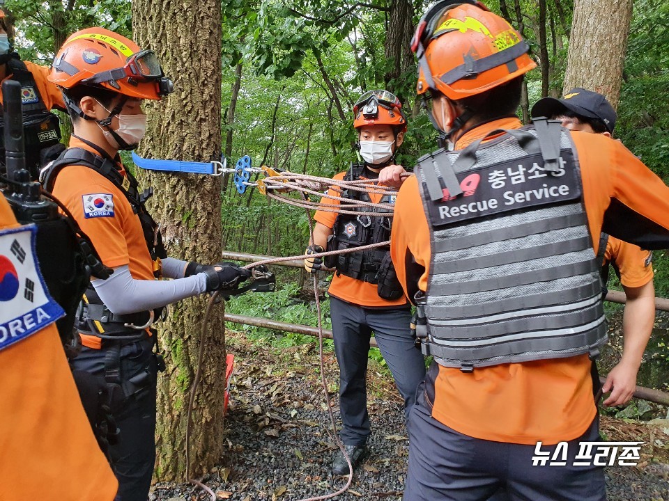 보령소방서 119구조대원이 오서산에서 합동 산악구조훈련을 펼치고 있는 장면.©보령소방서