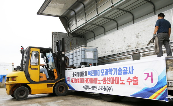 17일 태안군 근흥면 수산가공단지 내에 있는 농업회사법인 나라원이 폐수산물을 활용해 만든 친환경 액비를 중국으로 수출하기 위해 화물차량에 싣고 있다./ⓒ태안군청