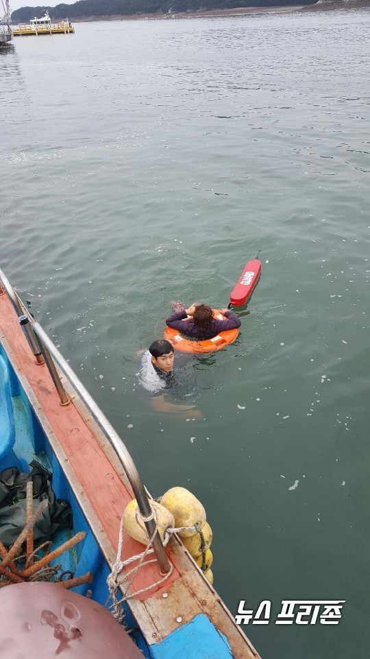 보령해경이 보령시 오천항에 빠진 선원 1명을 구조 하고 있다.Ⓒ보령해양경찰서