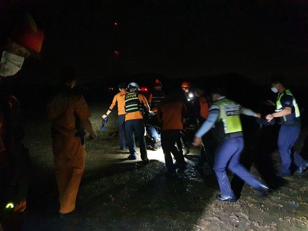 17일 오후 9시 37분쯤 충남 태안군 남면 당암리 연육교 인근 해상에서 해루질을 하던 30대 남성이 바다에 빠져 신고를 받고 출동한 해경과 119구조대가 현장에서 구조작업을 벌이고 있다./ⓒ태안소방서