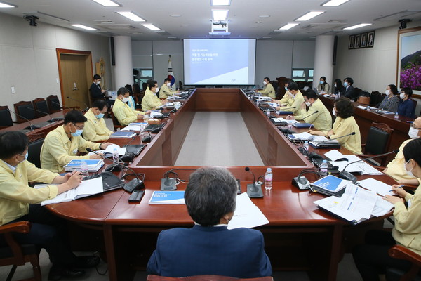 사천시는 지난 17일 시청 종합상황실에서 청소년육성재단 발전방안 수립 연구용역 중간보고회를 개최했다./ⓒ사천시