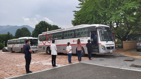 18일 창녕군청 광장에서 코로나19 장기화로 인한 혈액부족 문제 해결에 힘을 보태기 위한사랑의 나눔 헌혈을 진행하고 있다./ⓒ창녕군