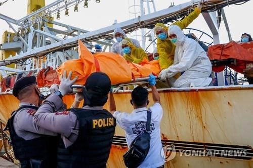 지난 7월 중국 어선 냉동고에서 찾아낸 인도네시아인 선원 시신[AFP=연합뉴스]