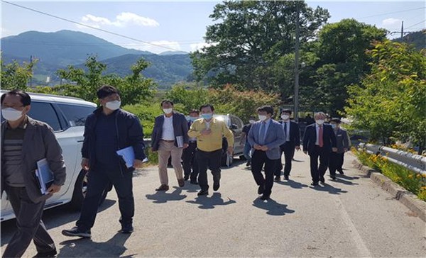 함양군은 상습침수지역·급경사지 정비 등 2021년 재해예방사업에 모두 680억원의 예산을 확보했다.(서주지구 현장설명회)/ⓒ함양군