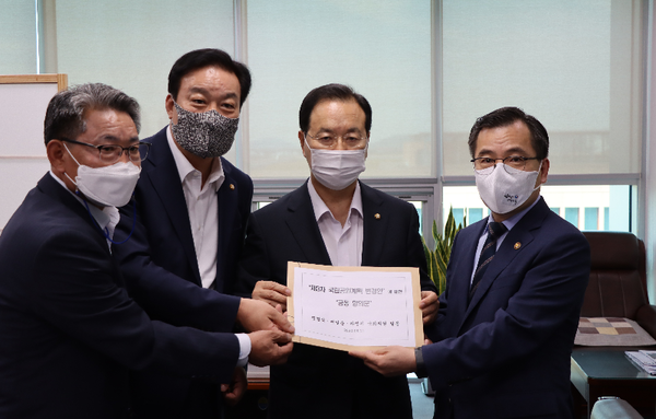 환경부 홍정기 차관에게 항의문을 전달하고 있는 하영제 의원(경남 사천·남해·하동),서일준 의원(경남 거제),통영시의회 문성덕 의원 (오른쪽부터)./ⓒ하영제의원실