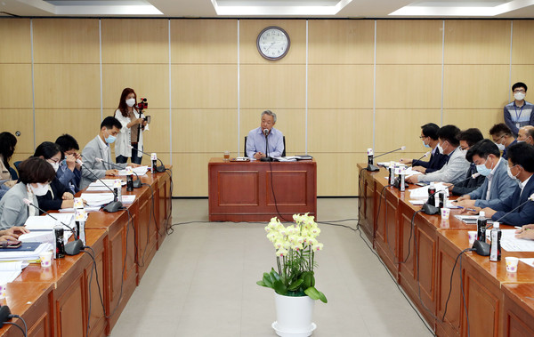 하동군은 지난 21일 군청 소회의실에서 윤상기 군수 주재로 2021년도 주요 업무계획 보고회를 개최했다./ⓒ하동군