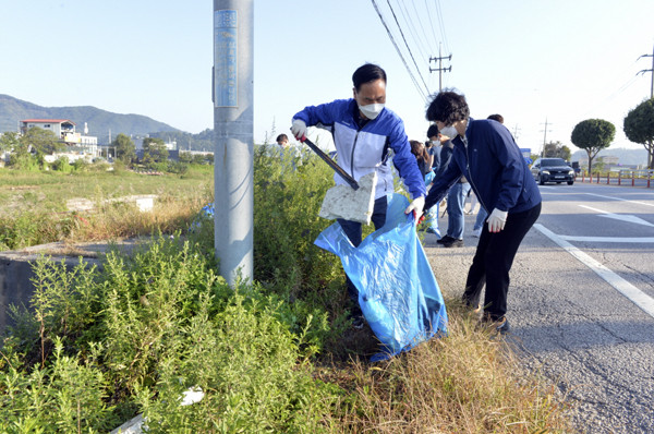 포천시 관내 주요도로변 대청소를 실시하고 있는 시 관계자들과 주민들./Ⓒ포천시청