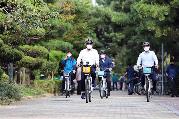 허성무 창원시장은 창원시의 공영자전거 ‘누비자’를 타고 출근했다./ⓒ창원시