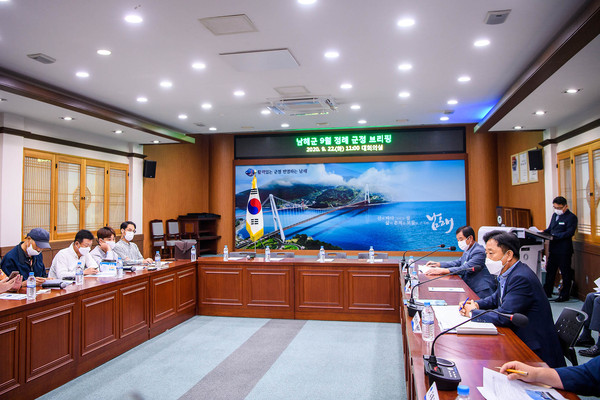 남해군 농업기술센터가 22일 군청 대회의실에서 정례브리핑을 열고 주요 농정 현안을 발표했다./ⓒ남해군