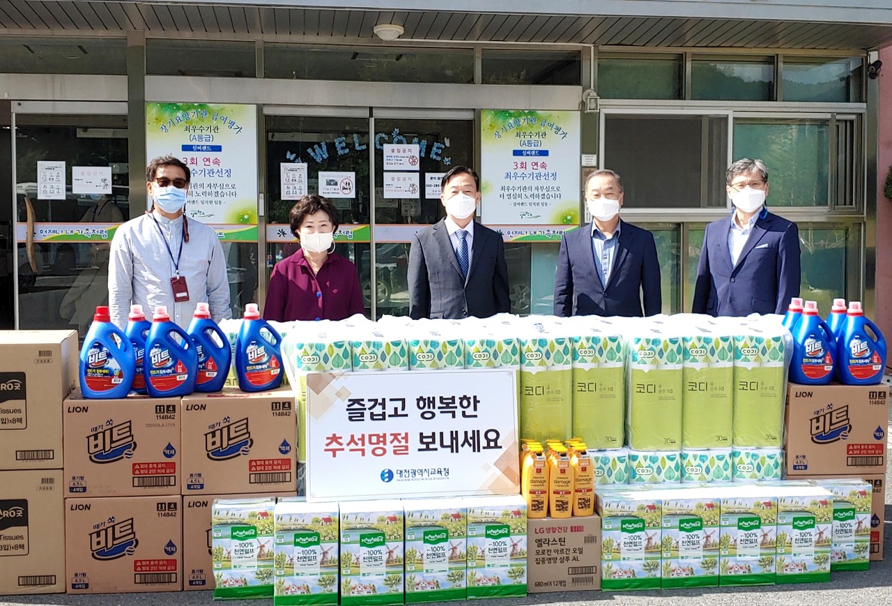 설동호 대전시교육감(가운데)이 22일 사회복지시설인 실버랜드를 방문해 위문품을 전달하며 기념촬영하는 모습./ⓒ대전시교육청