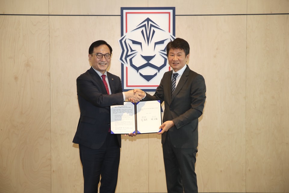 왼쪽부터 박상돈 천안시장, 정몽규 대한축구협회장./ⓒ천안시