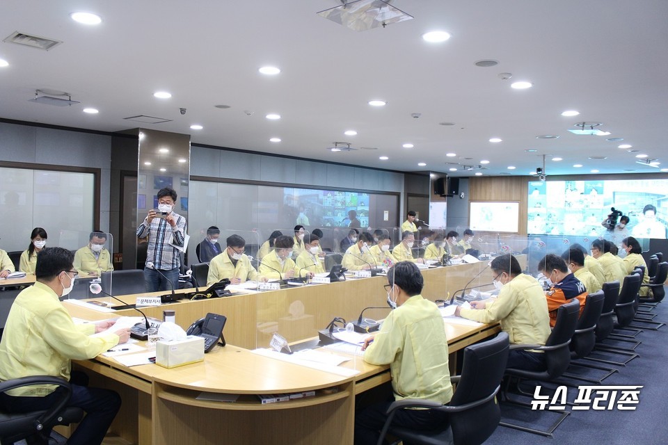 충남도는 23일 도청 재난안전상황실에서 코로나19 종합대책 영상회의를 개최했다./ⓒ박성민기자