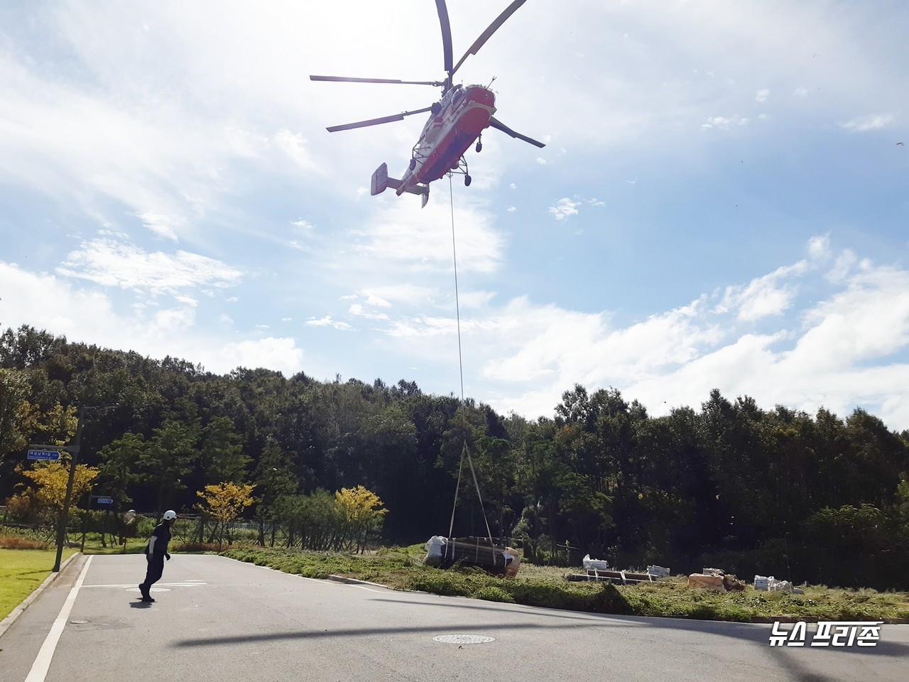 [청양=뉴스프리존]이진영 기자= 23일 산림청 청양산림항공관리소 소속 헬기가 충남 계룡시 두마면 왕대산 정상으로 팔각전망대 건축자재 15톤 분량을 운반하고 있다.Ⓒ청양산림항공관리소