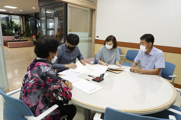 의령군은「부동산소유권 이전등기 등에 관한 특별조치법」시행과 관련하여 민원인의 편의 도모를 위하여 특별조치법 전용 민원 상담창구를 개설하여 운영 중이다./ⓒ의령군