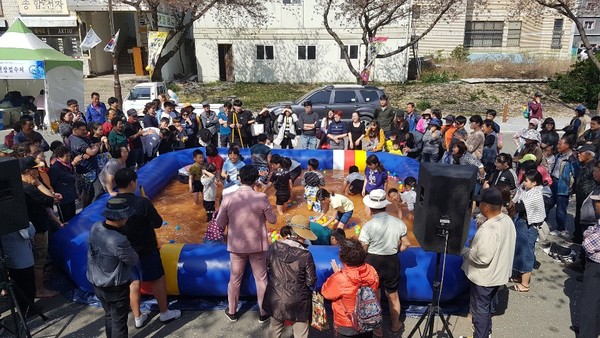 지난해 실시한 제26회 부곡온천축제 황토풀장 속 보물찾기 행사 모습./ⓒ창녕군