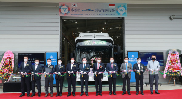 함양군에 소재한 경남 유일의 전기버스 생산 기업인 에디슨모터스(주)에서 생산된 전기버스가 인도네시아 첫 수출길에 올랐다./ⓒ함양군