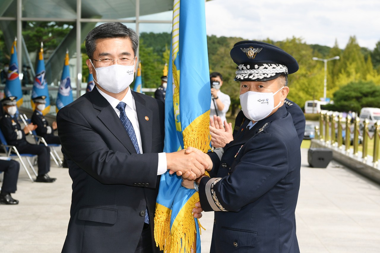 이성용 공군참모총장(오른쪽)이 23일 오후 충남 계룡대 대연병장에서 거행된 '제37·38대 공군참모총장 이·취임식'에서 서욱 국방부장관으로부터 지휘권을 상징하는 공군기를 전달받고 있다./ⓒ공군