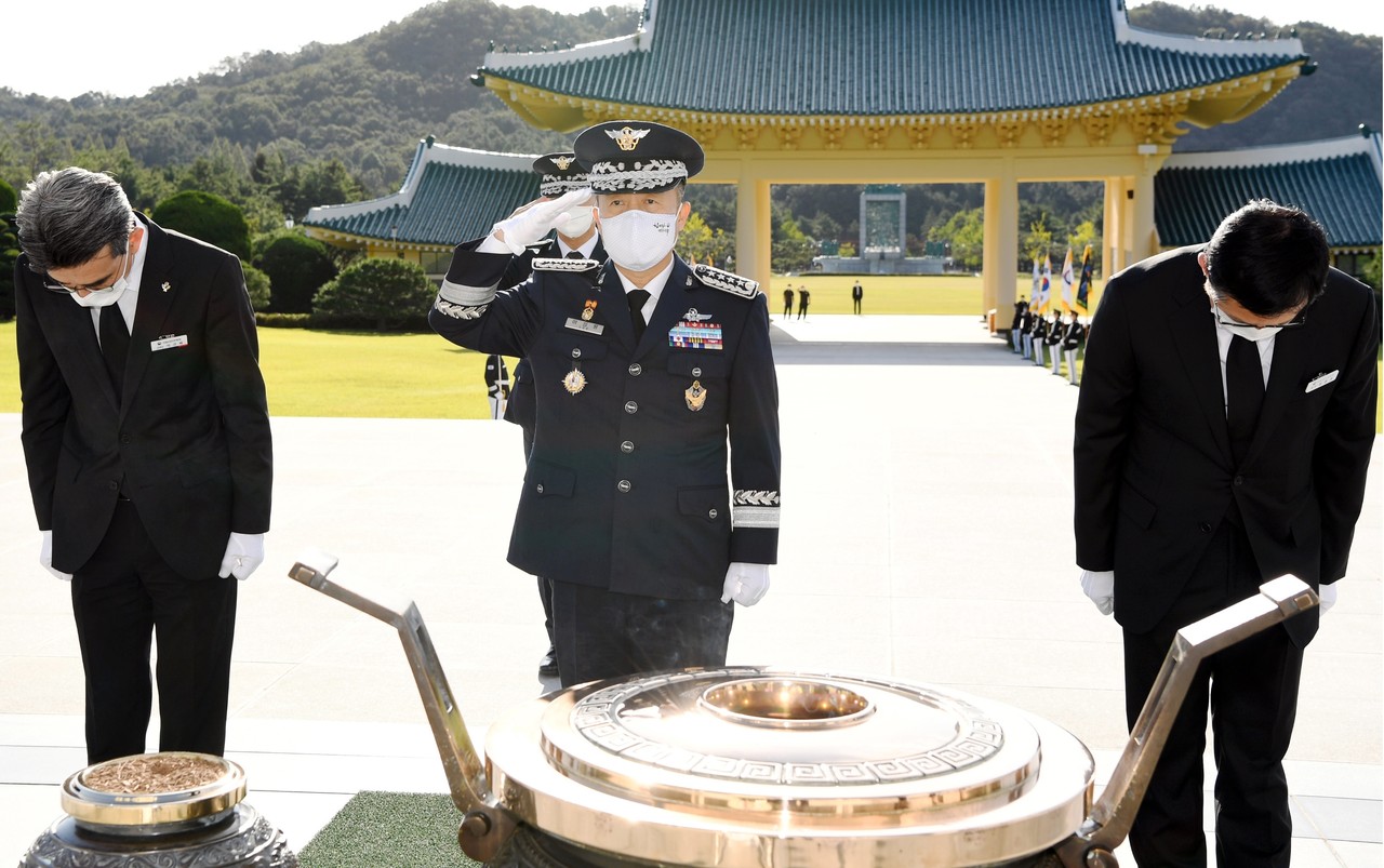 이성용 공군참모총장은 24일 오전, 취임 후 첫 일정으로 국립대전현충원 현충탑을 찾아 호국영령들의 고귀한 넋을 기리며 헌화하고 참배했다. 거수경례하는 이성용 공군참모총장./ⓒ공군