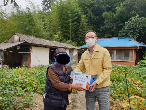 지외식 대곡면장이 주민에게 김치를 전달 모습./ⓒ진주시