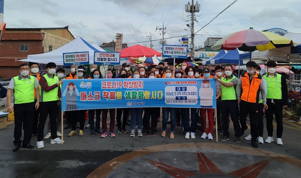 지난 23일 창녕상설시장에서 마스크 착용 의무화 캠페인을 진행 모습./ⓒ창녕군