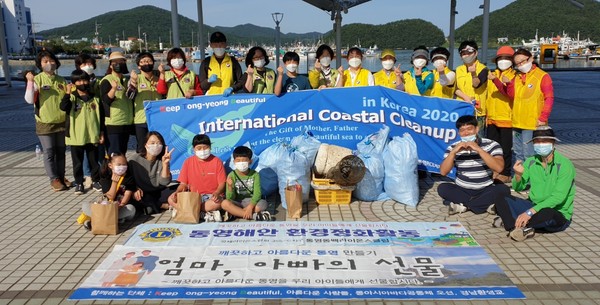 꾸준히 해안가 환경정화 활동을 진행해온 봉사자들이 ‘국제 연안정화의 날’을 맞아 미국의 해양보전센터(Ocean Conservancy)로부터 해양환경보전 기여 인증서를 받았다./ⓒ통영시