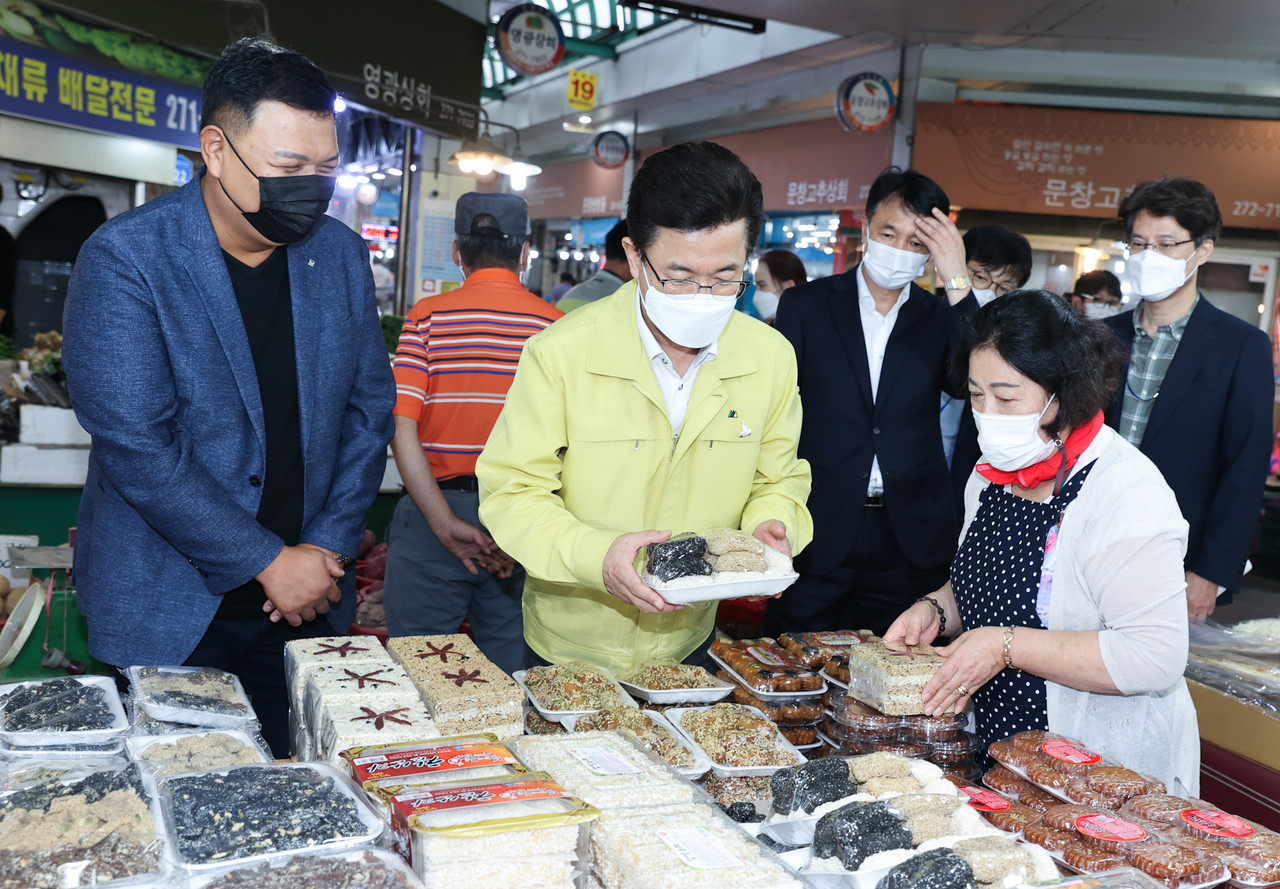 허태정 대전시장이 추석 명절을 앞둔 24일 오후 문창시장과 부사119안전센터, 남대전지구대 등 민생현장을 직접 찾는 현장행정에 나섰다./ⓒ대전시