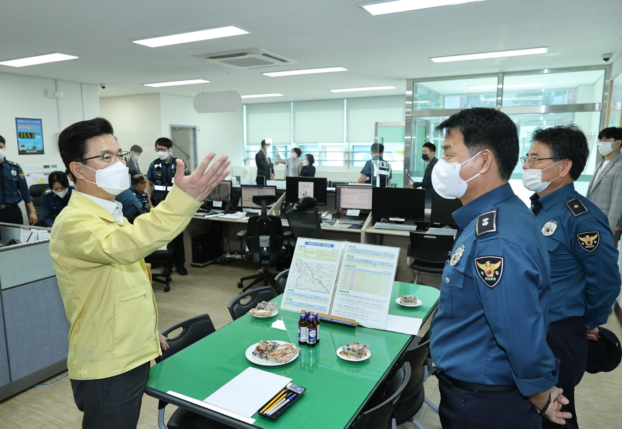 허태정 대전시장이 추석 명절을 앞둔 24일 오후 문창시장과 부사119안전센터, 남대전지구대 등 민생현장을 직접 찾는 현장행정에 나섰다./ⓒ대전시