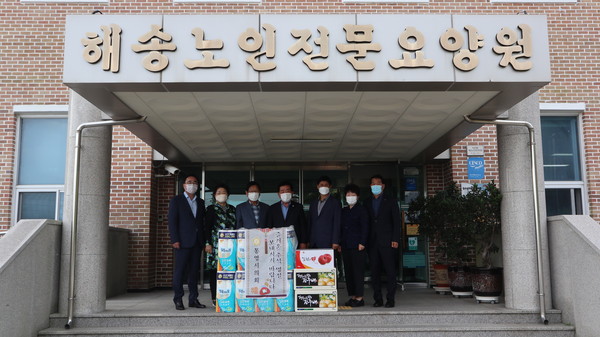 통영시의회는 추석 명절을 맞이하여 따뜻한 관심과 더불어 사는 사회분위기 조성을 위해 관내 사회복지시설을 방문하여 시설생활자 및 관계자들을 격려하고 위문품을 전달했다./ⓒ통영시