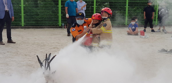 하동 화개초등학교는 건강하고 안전한 학교를 만들기 위해 실제 상황에서 활용할 수 있는 체험형 재난대응훈련을 실시했다./ⓒ하동군