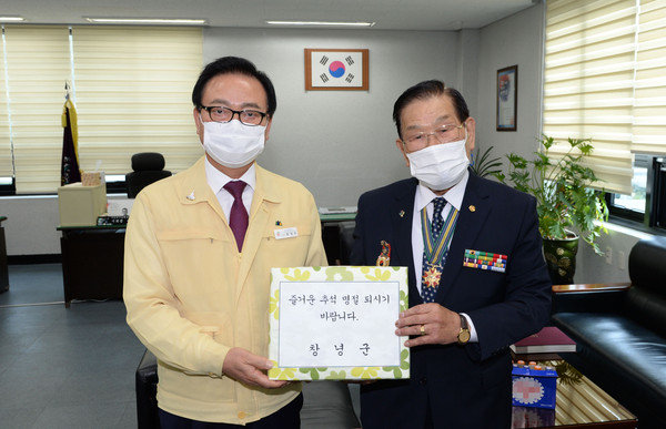 지난 24일 한정우 군수(왼쪽)가 보훈회관을 방문해 위문금품을 전달하고 있다./ⓒ창녕군