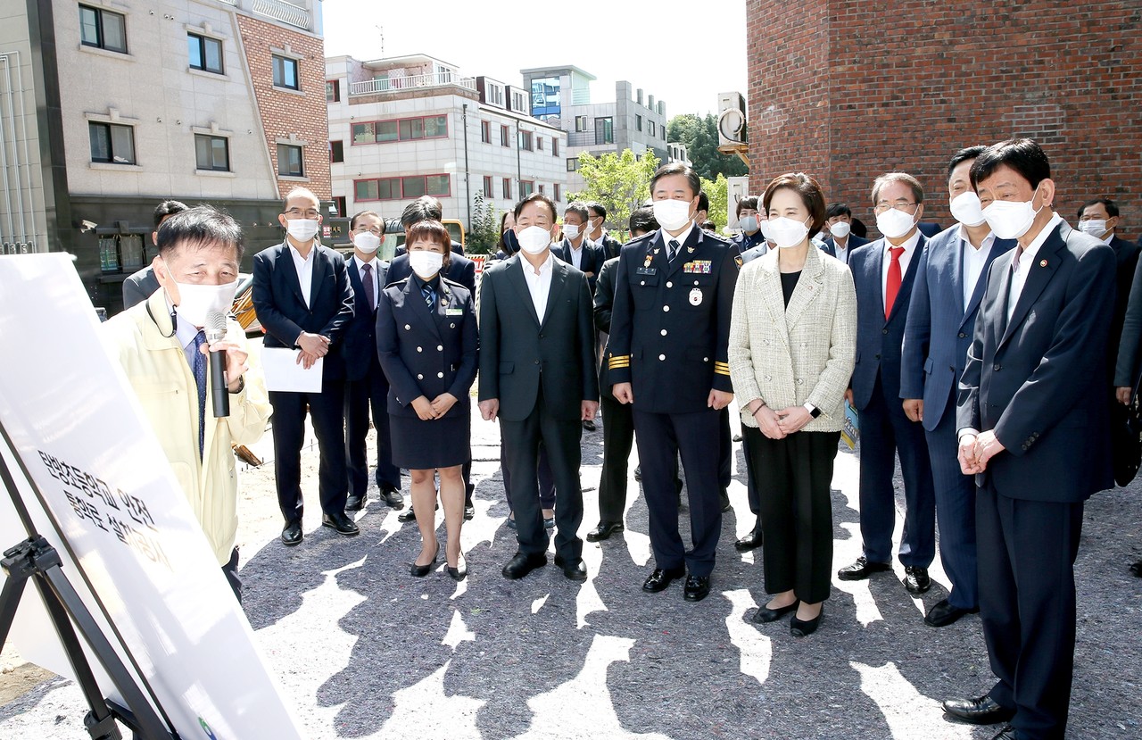 설동호 대전시교육감이 25일 대전탄방초등학교에서 실시한 어린이 교통안전 슬로건 선포식에 참석했다. 이날 선포식에는 진영 행안부장관과 유은혜 부총리 겸 교육부장관 등 주요 정부 인사와 교통안전 유관단체 대표도 함께 참석했다./ⓒ대전시교육청